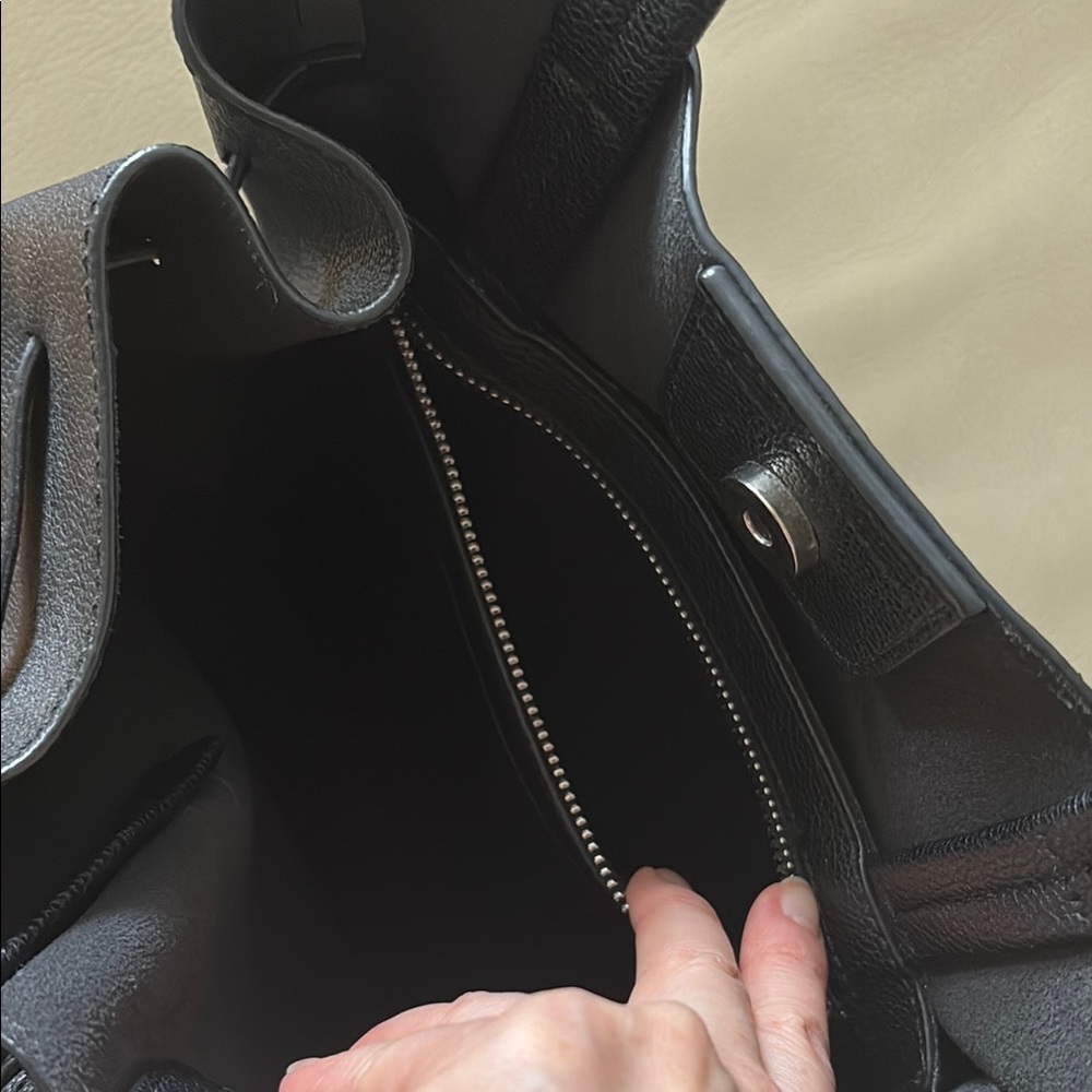 Elegant Black Leather Tote Bag - Picture 4 of 8